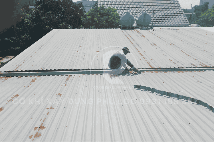 Cách xử lý mái tôn bị dột khi trời mưa lớn