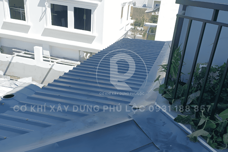 Mẫu mái tôn che sân thượng