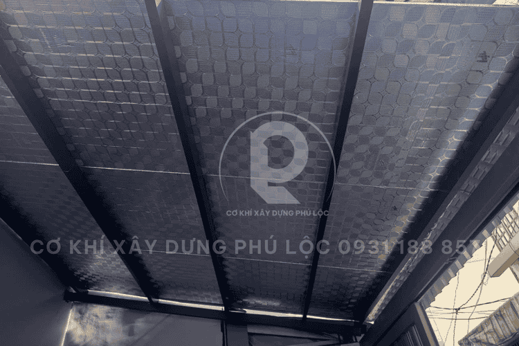 Thi công mái tôn cách nhiệt PU 