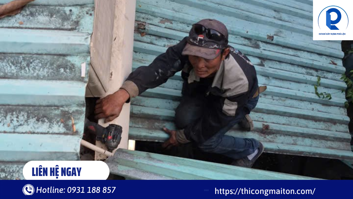 Kiểm tra vít bắn tôn, ron cao su và mối nối trên mái tôn cũ