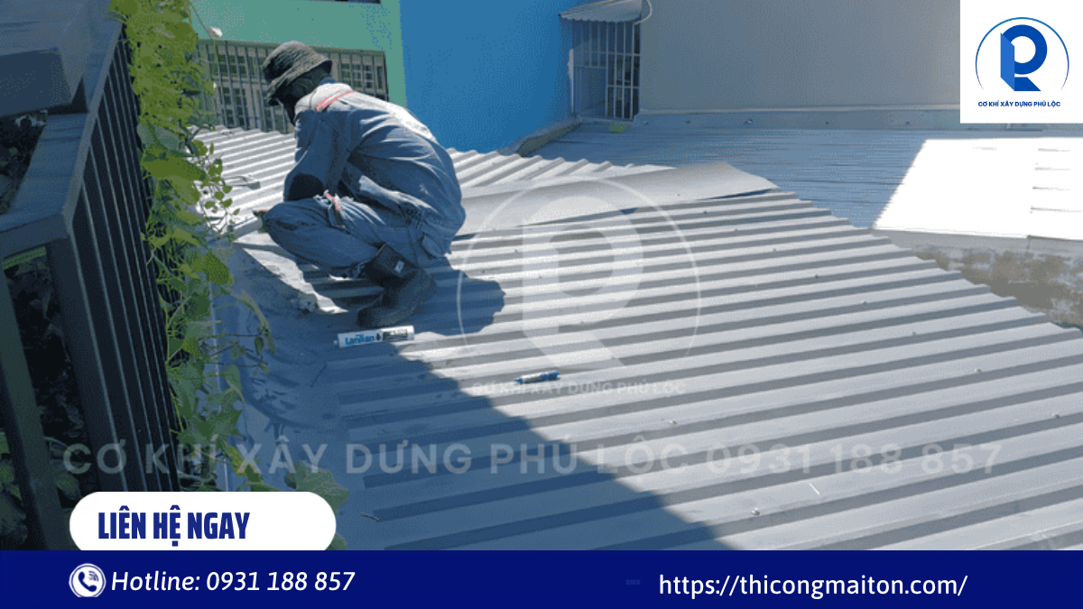 Kỹ thuật viên kiểm tra mái tôn và máng xối trước khi bàn giao công trình tại TPHCM