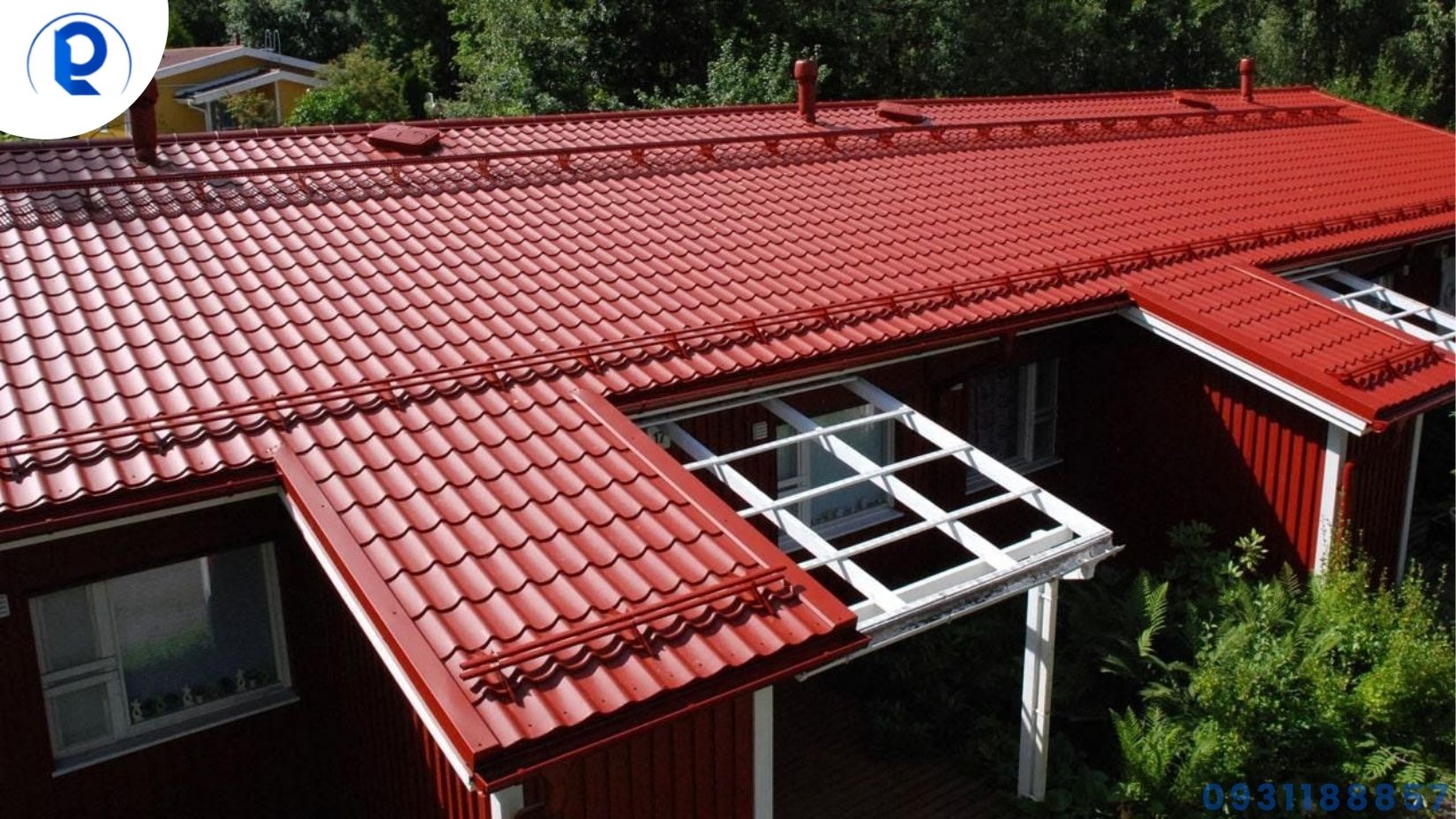 Kỹ thuật viên kiểm tra khung xà gồ và mép mái trước khi lợp tôn nhà phố