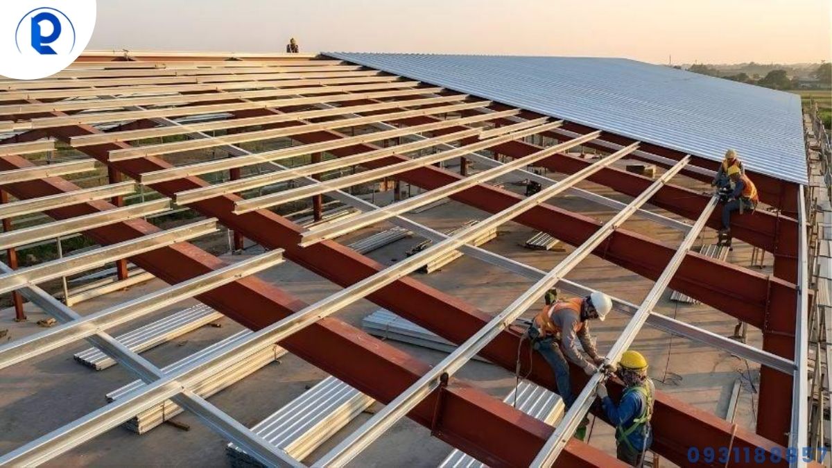 Hệ xà gồ thép và tấm tôn mái được kiểm tra trước khi lợp