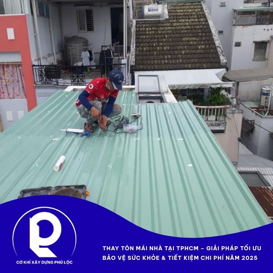 Công nhân đang thay mái tôn cũ bị mục tại TPHCM